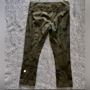 Lululemon camo inspire crop size 6. Excellent used condition.